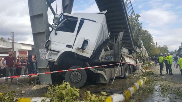 Sakarya'da tır otobüs durağına çarptı: 2 ölü, 3 yaralı
