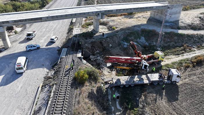 Edirne'de yolcu treni beton pompası aracına çarptı