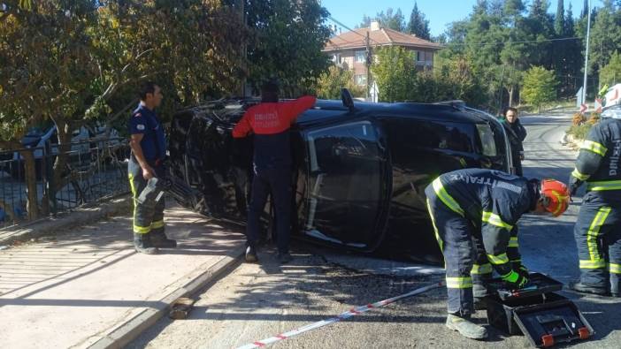 Refüje çarpan otomobil yan yattı; 2 yaralı