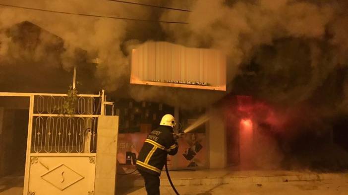 Butiği benzin döküp kundaklandığı anlar kamerada