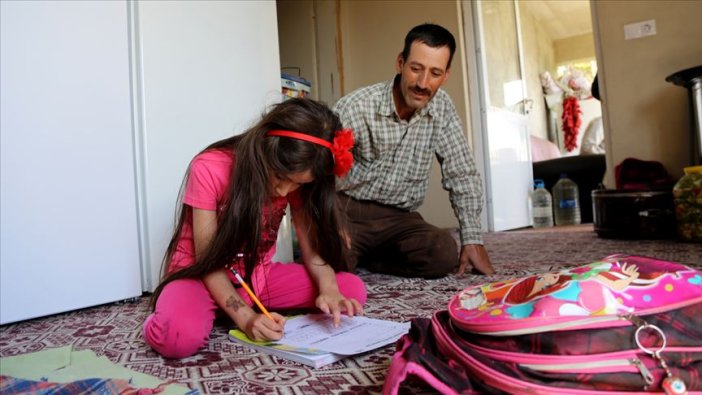 Okuması için yol açılan Gamze öğretmen olmak istiyor