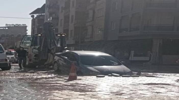 İçme suyu hattında patlama: Otomobil sular içinde kaldı