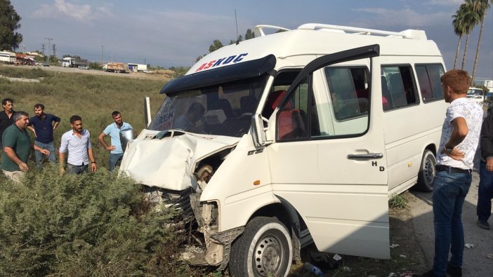 Mersin'de yolcu minibüsü ile otomobil çarpıştı