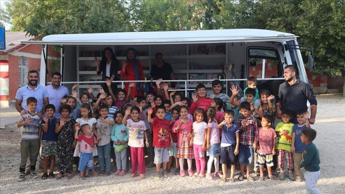 Minibüsle köy çocuklarına kitap taşıyorlar