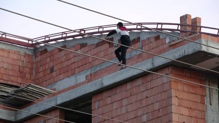 Çatıya çıkan kadın paniğe neden oldu