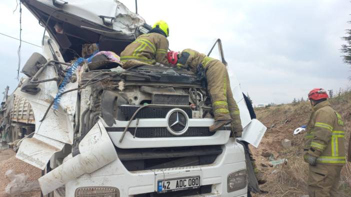 Bandırma'da trafik kazası: Sürücü araç içinde sıkıştı