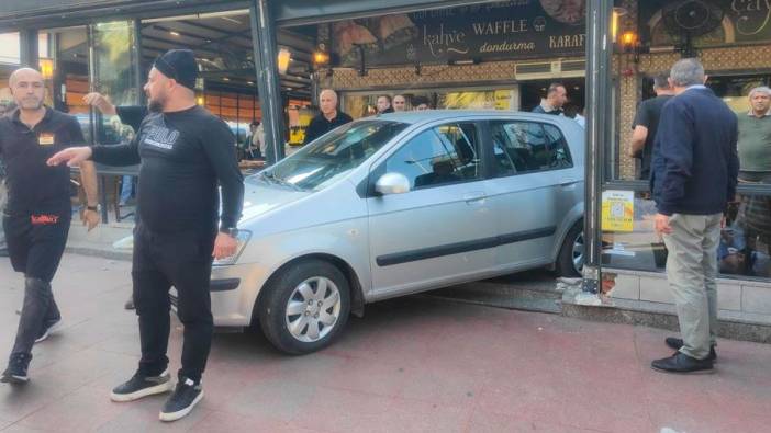Otomobil kafeye girdi! 1'i ağır 4 kişi yaralandı