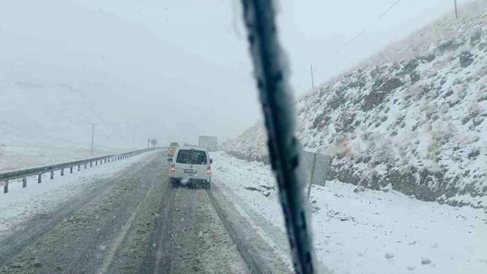 Van'da kar yağışı! Onlarca araç yolda kaldı