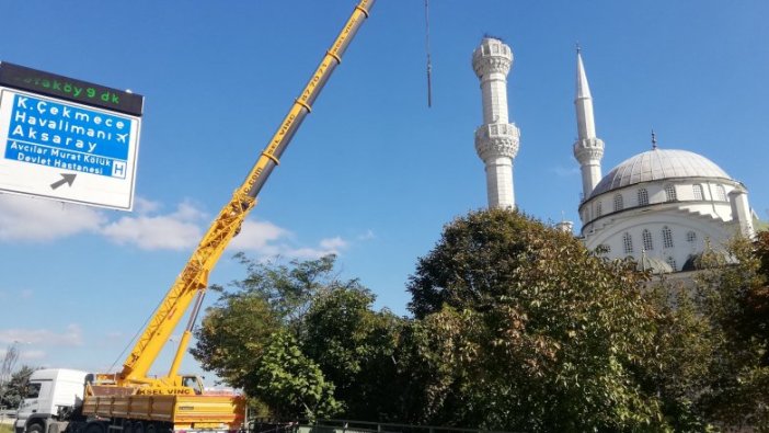 Yıkılan minarenin geri kalan kısmı kaldırılıyor