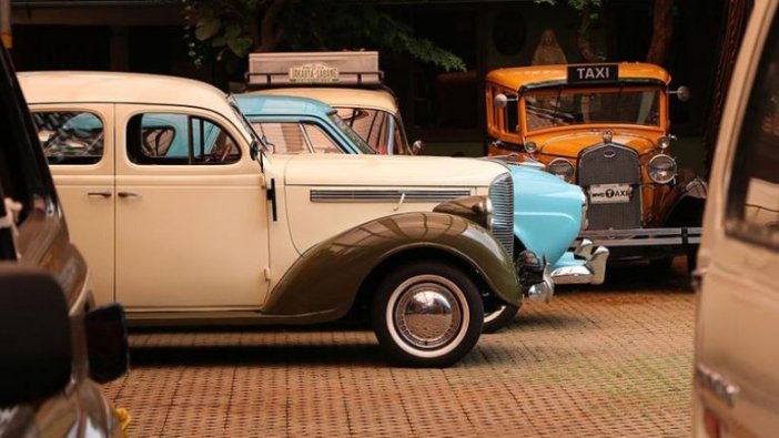 Cakarta'da nostaljik araba koleksiyonu ilgi çekiyor