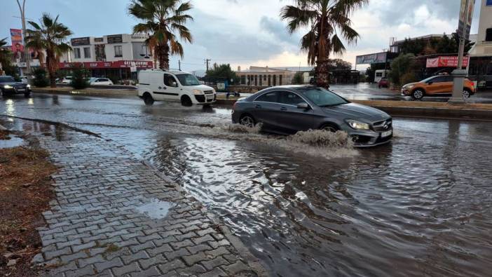 Bodrum'da sağanak yağış yolları göle çevirdi!