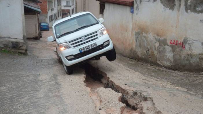 Tokat'ta aynı noktada yine yol çöktü! Araç yola saplandı