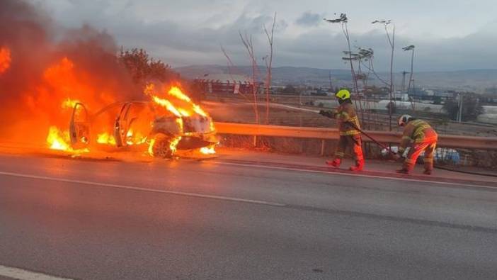 Balıkesir'de otomobil seyir halindeyken alev aldı