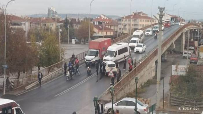 Eskişehir'de köprüdeki kaza trafiğin tıkanmasına yol açtı