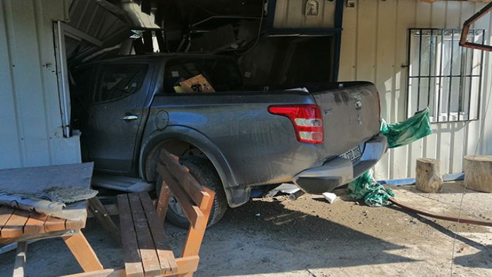 Kamyonet, konteyner eve daldı