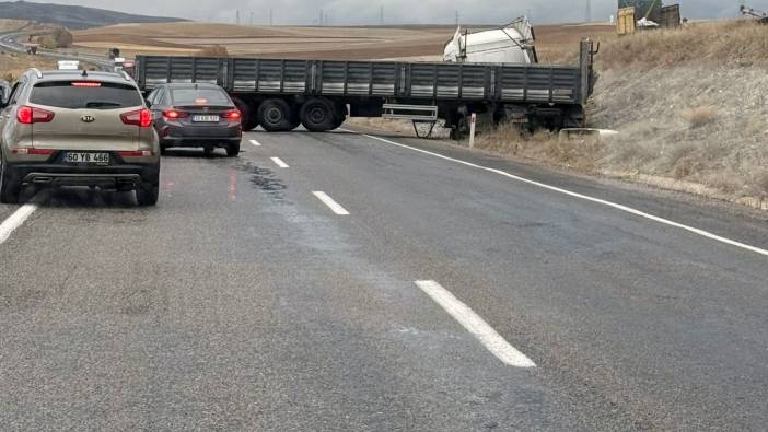 Yoldan çıkan tır trafiği kapadı