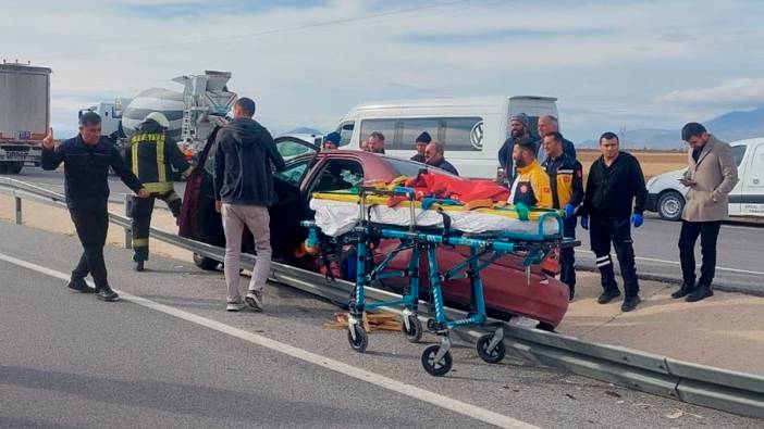 Karaman'da feci kaza! Otomobil bariyerlere çarptı: 4 yaralı