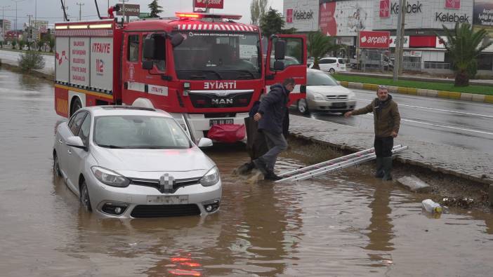 Edremit'te sağanak yağış hayatı felç etti: Araçta mahsur kalan sürücü kurtarıldı