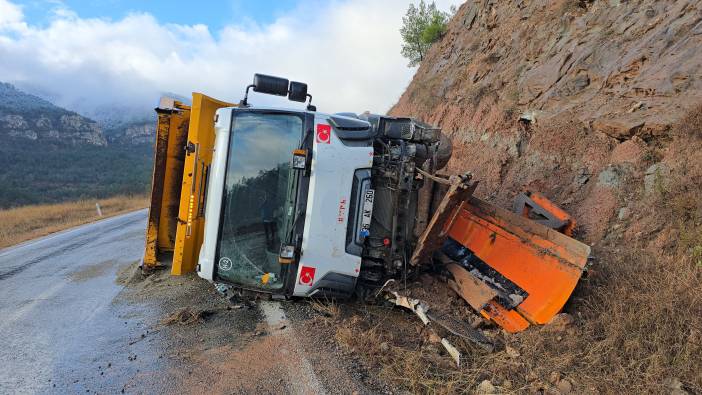 Karabük’te tuzlama aracı devrildi: 2 yaralı