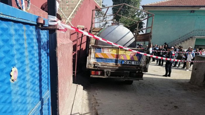 Süt kamyoneti ile duvar arasında kalan sütçü öldü