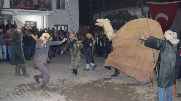 'Deve' olup gençleri askere uğurladılar