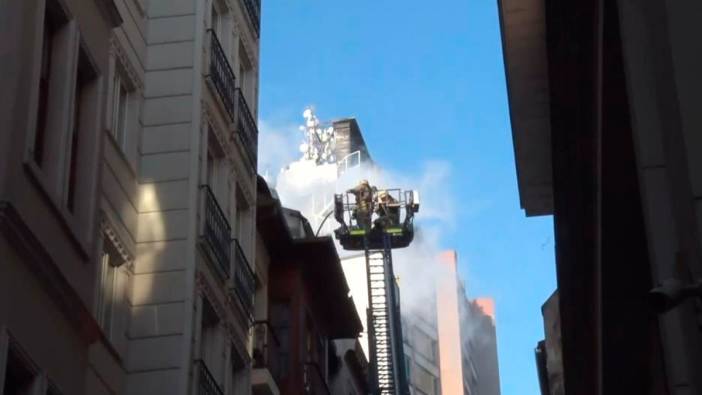 Beyoğlu'nda yangın paniği! Otelin çatısı alevlere teslim oldu