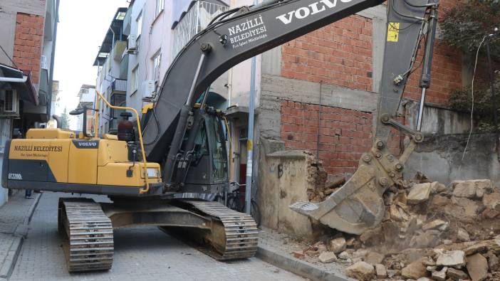 Nazilli’de metruk binaların yıkımı devam ediyor