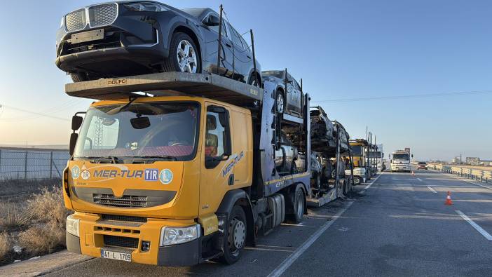 Lüks araç yüklü tır alev alev yandı: Araçlar hurdaya döndü