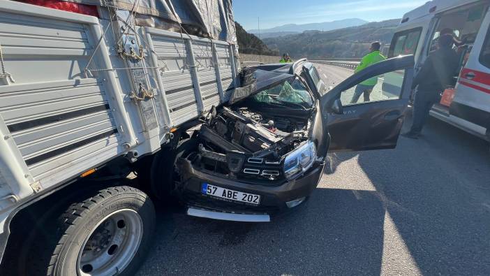 Sinop’ta korkunç kaza. Otomobil kamyonun altına girdi