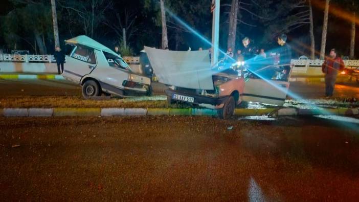 Edirne'de feci kaza! Otomobil direğe çarparak ikiye bölündü: 2 ağır yaralı