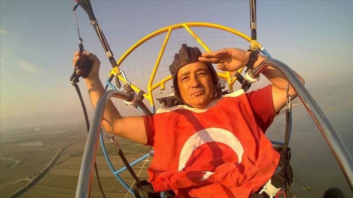 Mehmetçiğe paramotordan asker selamı