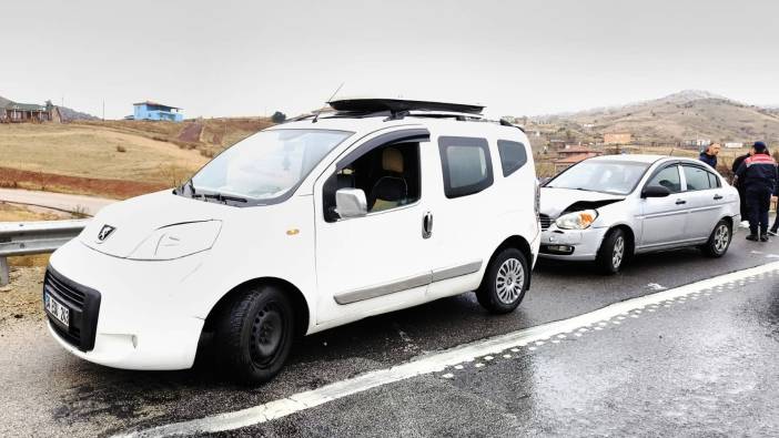 Hafif ticari araç ile otomobil çarpıştı: 2 yaralı