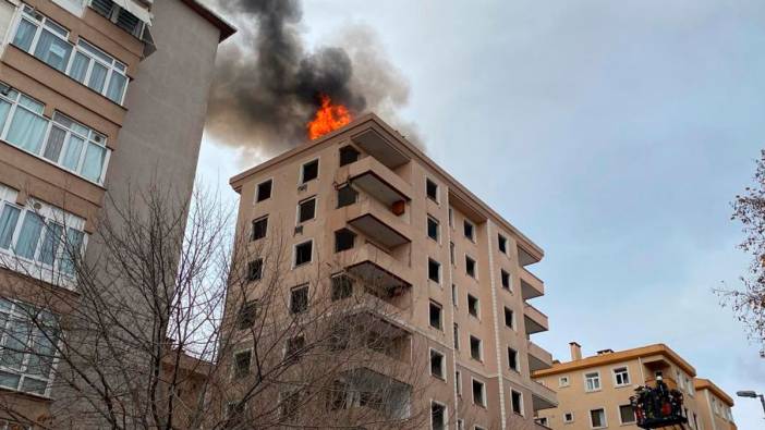 Ataşehir'de korkutan yangın! Binanın çatısı alev alev yandı