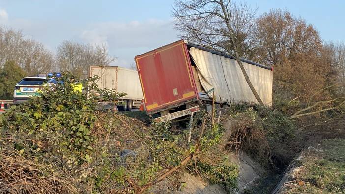 Kocaeli’de yoldan çıkan tır, ağaçlık alana uçtu