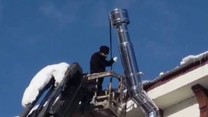 Erzurum'da ilginç olay: Doğal gaz borusunu vinçle çatıya çıkarak onardı