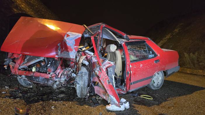 Ehliyetsiz sürücünün kullandığı otomobil beton elektrik direğine çarptı