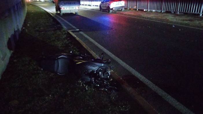 Direğe çarpan motosiklet ikiye bölündü: 1 yaralı