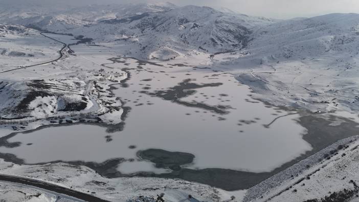 Sivas'ta dondurucu soğuklar Yıldız Göleti'ni buzla kapladı