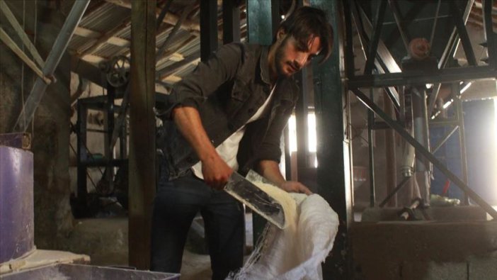 Dede yadigarı değirmeninin çarkını torunu döndürüyor