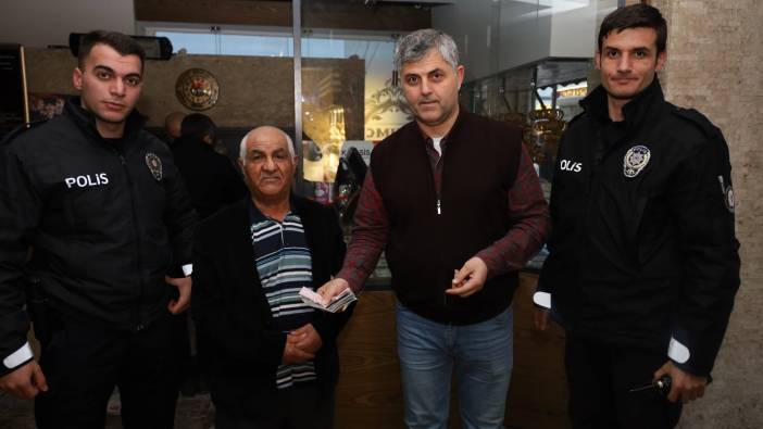 Yolda bulduğu bin 700 doları sahibine teslim etti