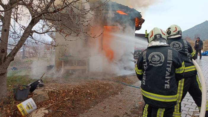 Denizli'de tek katlı işyeri küle döndü