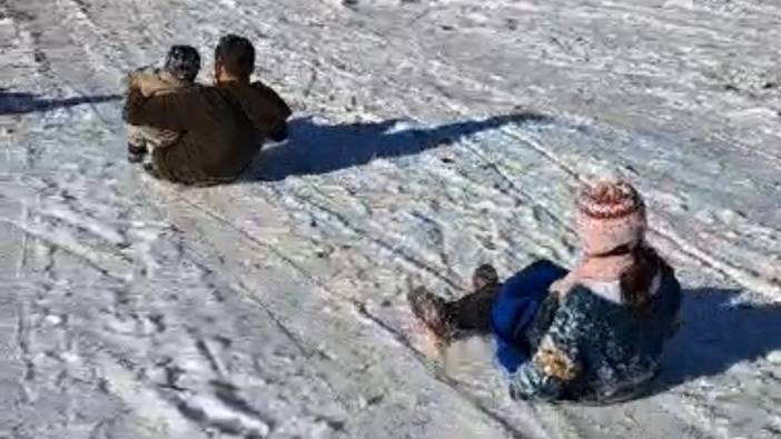 Çocuklar kayak yaparak karın keyfini çıkardı