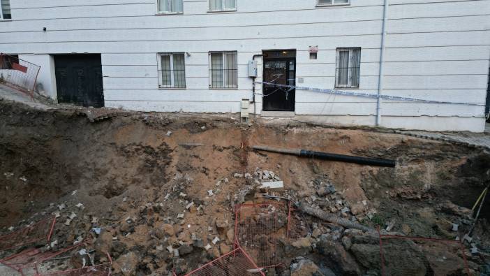 60 daireli apartmanın giriş kapısı çöktü! Yönetici nöbet tutuyor