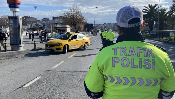 Sivil polisler yolcu gibi taksilere bindi, kural ihlali yapan sürücülere ceza yazıldı