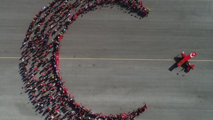 Kadın akrobasi pilotundan Cumhuriyet Bayramı'na özel gösteri