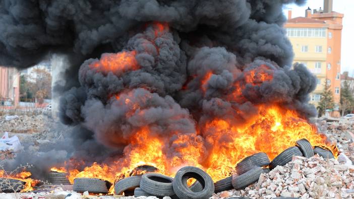 Alev alev yanan lastikler gökyüzünü siyaha boyadı