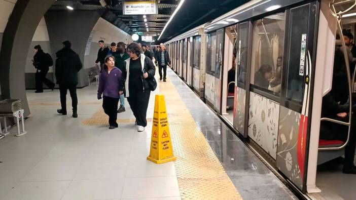 Yenibosna metro istasyonunun tavan ve duvarlarından sular aktı!