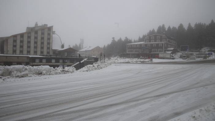 Yılbaşı öncesi tatilcilerin yüzü güldü, Uludağ beyaza büründü