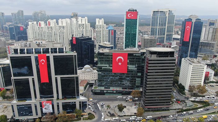 Gökdelenler dev Türk Bayraklarıyla donatıldı