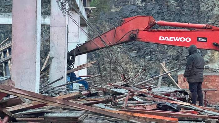 Bir inşaatın iskelesi çöktü: 1 kayıp, 3 yaralı